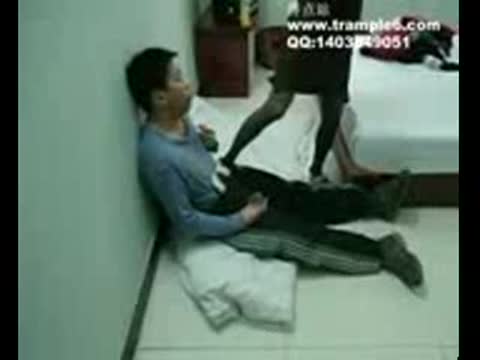 医生踩踏治疗恋足病人-女神之家