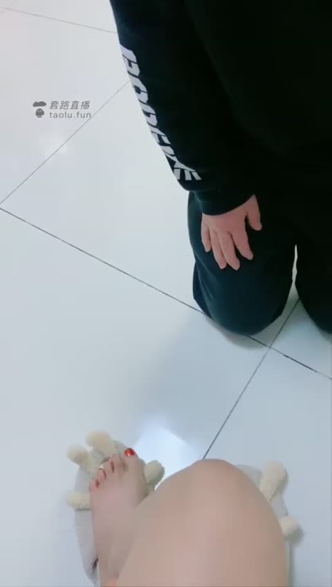 2093.【短发S】可爱棉拖美脚玩狗喝圣水【43分钟】【高清】-女神之家