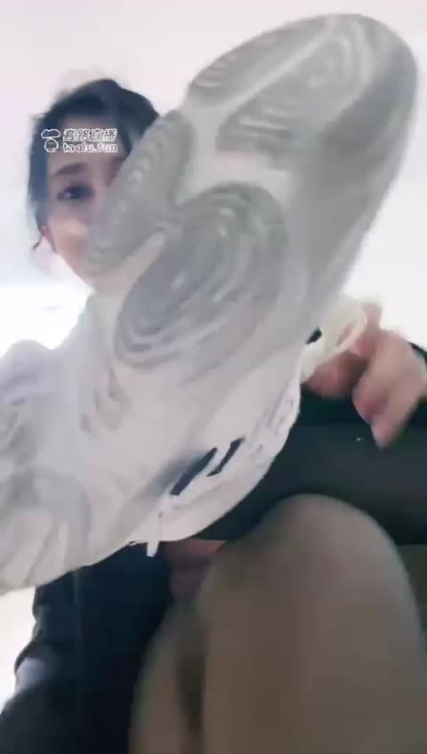 2088.【上海芭比】第一视角红绿灯夹心棉袜套丝袜臭球鞋【42分钟】【高清】-女神之家