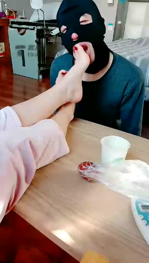 2166.【灵犀女ss】伺候好这双脚是你唯一的使命【92分钟】【标清】-女神之家