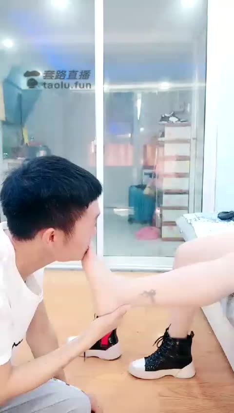 2490.【玩物M】开发素人小姐姐第一部，纯舔脚【22分钟】【标清】-女神之家