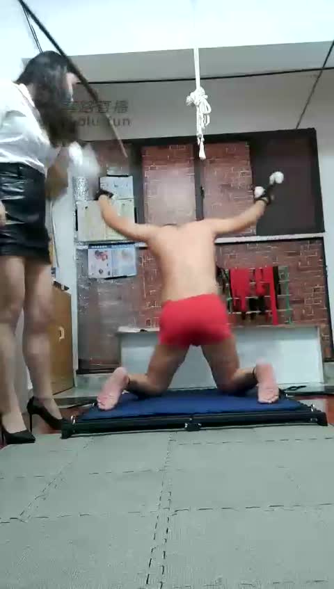 2607.【幸运女王】肉丝脚脚+鞭打【61分钟】【标清】-女神之家