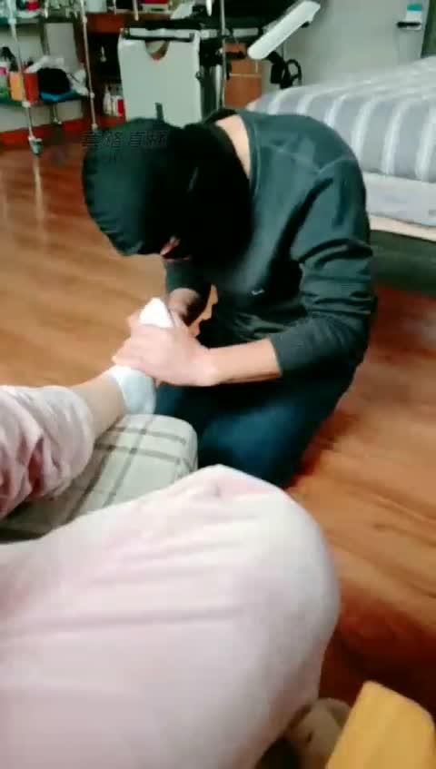 2591.【灵犀女ss】脚奴伺候的不错，赏赐晨尿和厕纸【58分钟】【标清】-女神之家