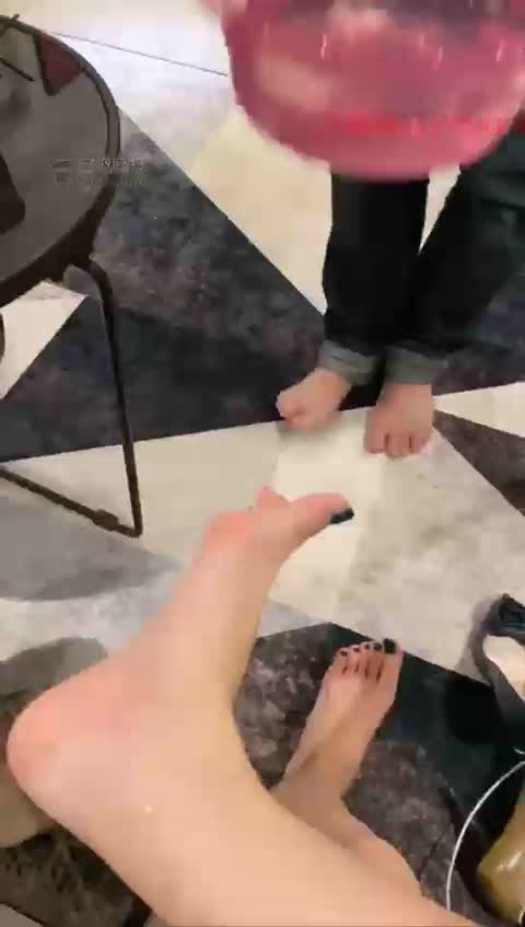 2886.【伊茜S】休闲时间狗狗伺候洗脚【25分钟】【标清】-女神之家