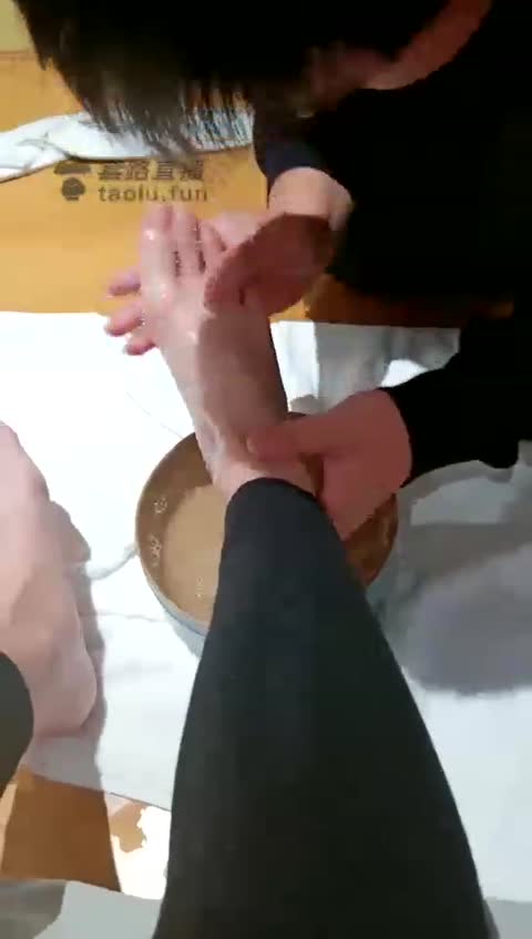 3027.【妃夕妍雪】狗食盆洗脚，狗嘴伺候【13分钟】【标清】-女神之家
