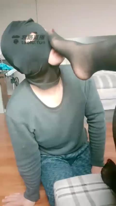 3267.【灵犀女ss】全体重踩踏+舔鞋子+按脚【62分钟】【标清】-女神之家