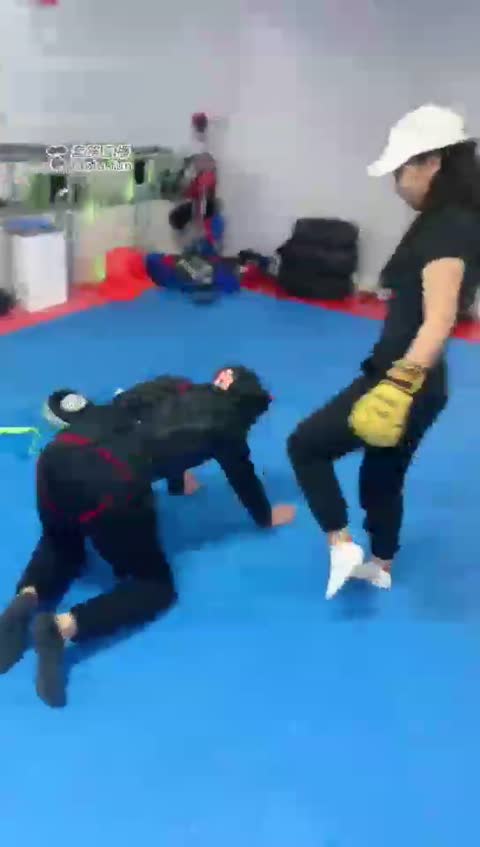 3231.【燃一S】女教练打人肉靶子，白袜踩脸骑坐【22分钟】【标清】-女神之家