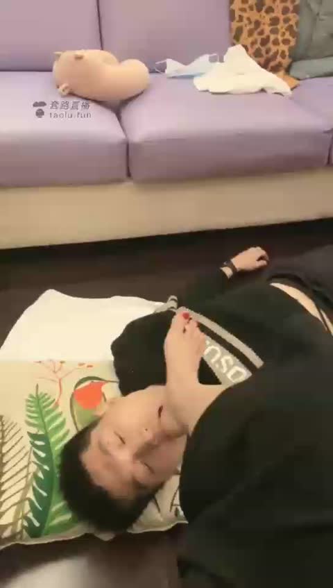 3857.【露露S】熟人狗狗舔脚，边喝酒边让狗舔脚，运动鞋棉袜【30分钟】【标清】-女神之家