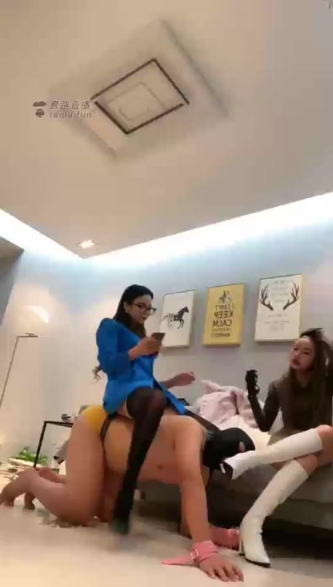 3927.【亚兮S】姐妹脚下，贱狗叫苦【22分钟】【标清】-女神之家