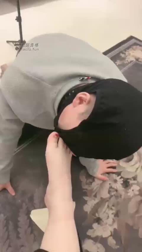 3989.【萱萱S女蒂】双女主玩弄买二手鞋的狗，强制喝圣水【59分钟】【标清】-女神之家