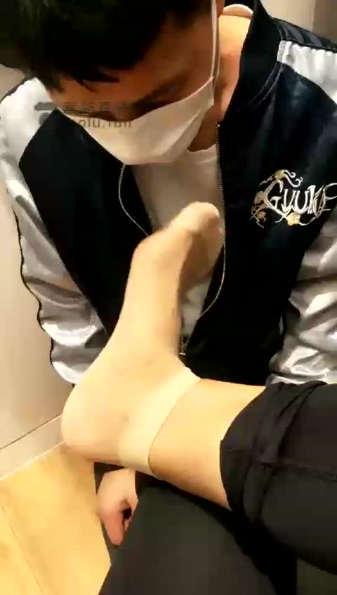 4618.【都市艳主】优衣库试衣间跪舔（视角一）【23分钟】【标清】-女神之家