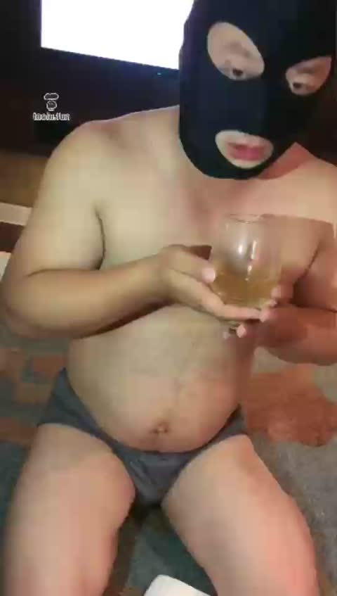 菜小心 狂喝放了一周的圣水情侣踩踏一遍挨打一遍给妈妈打电话-女神之家