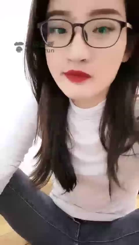 执念 帆布鞋踩狗头聊天-女神之家