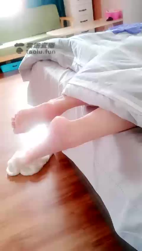 灵犀女s 主人没起床呢 贱狗就来舔脚 闭目享受-女神之家