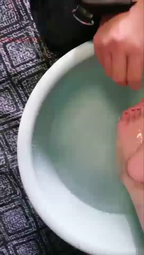 猫七小主 伺候洗脚 吃脚皮 洗脚水-女神之家