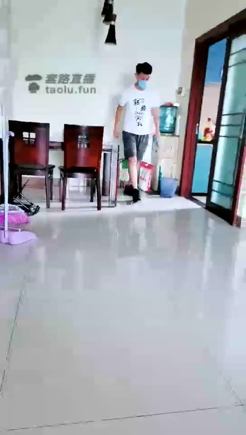 郭照Queen 继续监督家奴搞卫生-女神之家