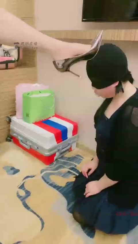 丹丹 超狠sp 收拾母狗 狗嘴抽出血 把我脚都蹭破皮了-女神之家
