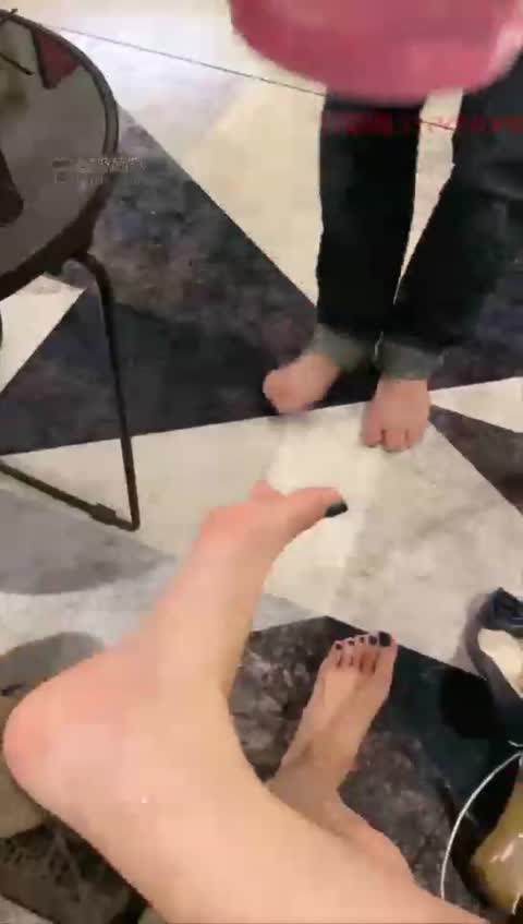 伊茜 休闲时间 狗狗伺候洗脚-女神之家