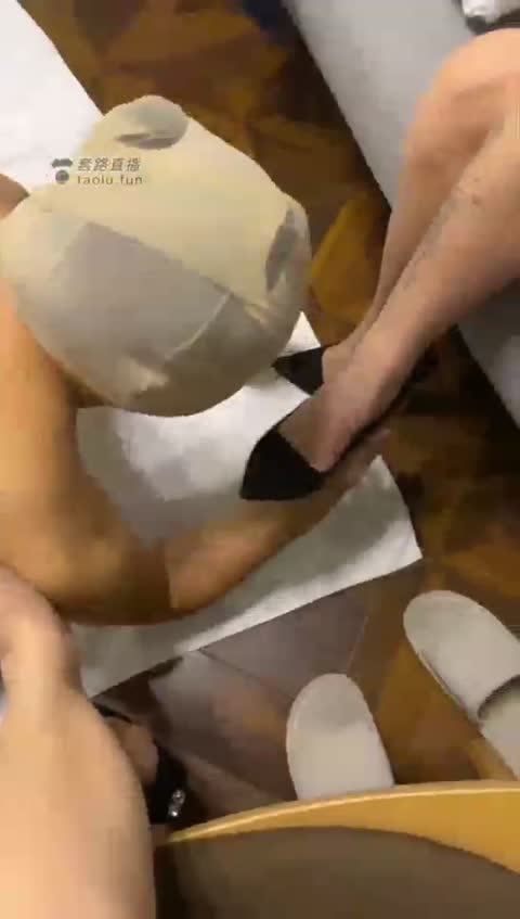 伊伊 三主调贱狗 舔高跟舌头都舔麻了吧-女神之家