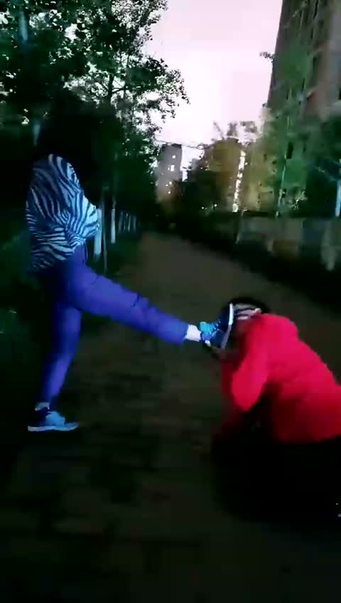 伊人 高清 围观闺蜜户外调教素人 遛狗-女神之家