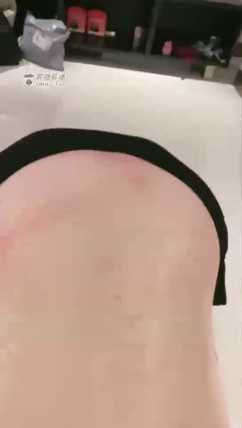 依艺 舔鞋底 恋足 深喉 呕吐物 下集-女神之家