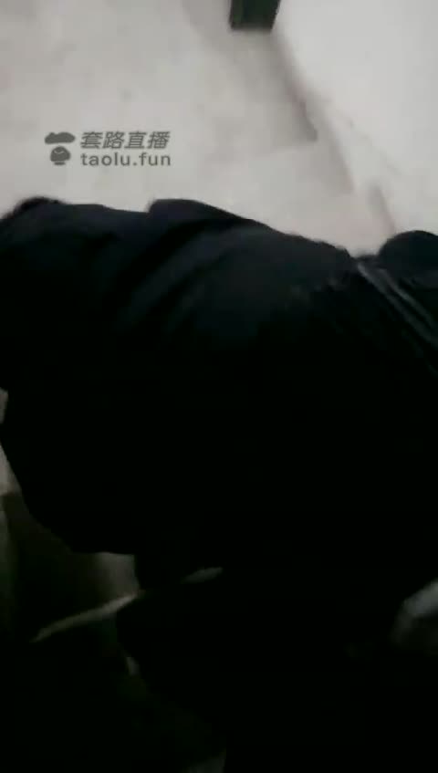 唯舞 户外片之楼梯口虐狗子-女神之家