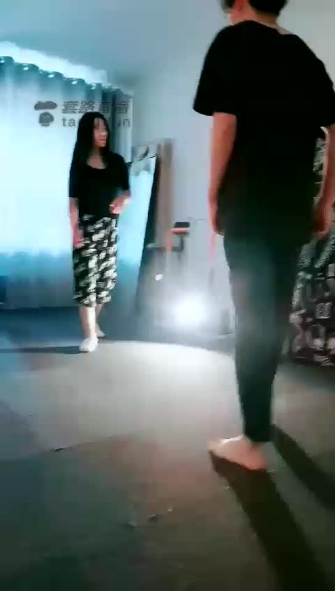 墨云 小白鞋踩踏 暴力踢踹 踹肚子-女神之家