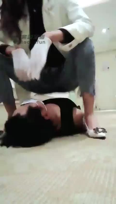 多多 踩脖子 裸足脚耳光 打耳光-女神之家