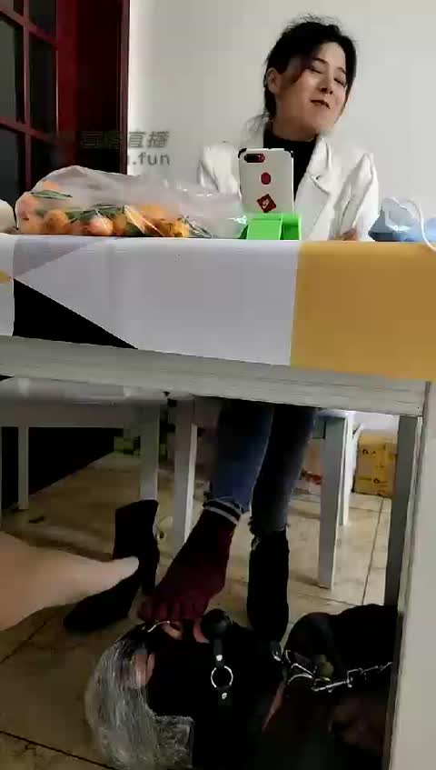 安琪 强制餐桌下给三主除臭-女神之家