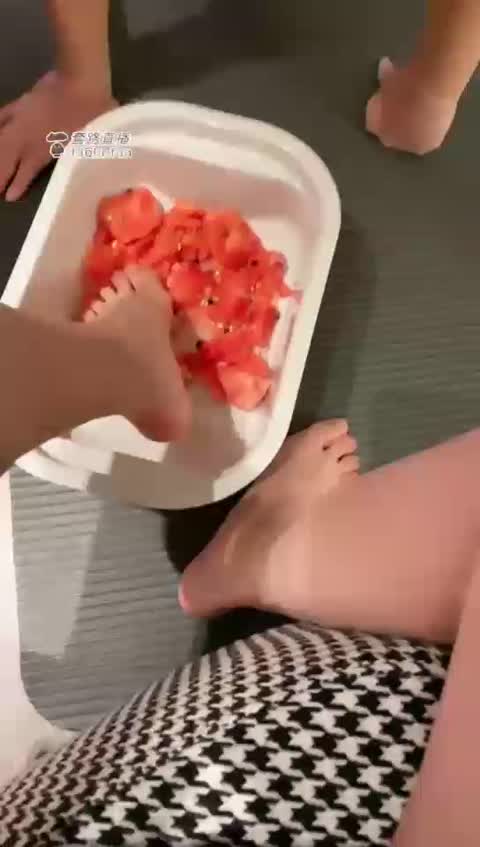 蜜桃儿 西瓜脚喂食-女神之家