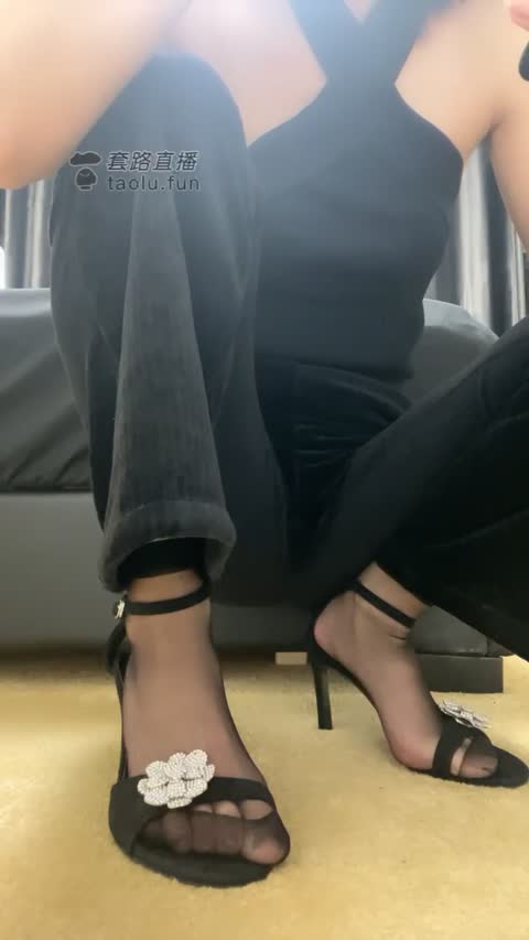 陈墨瞳 红绿灯 丝袜高跟 清晨踢醒狗废物强制榨精-女神之家