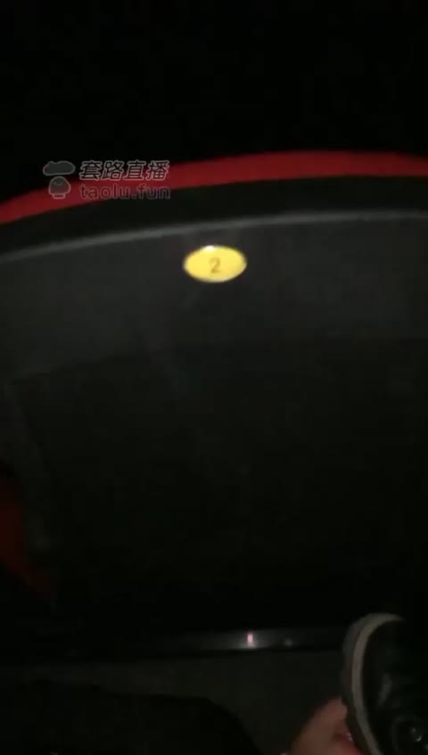 魅儿 电影院调教 踩脚下舔鞋底-女神之家