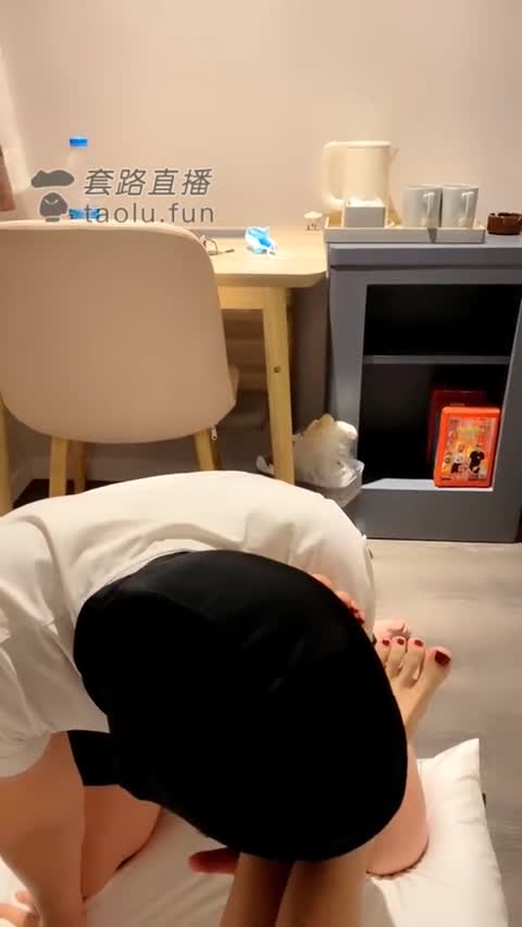 Miumiu 骚狗舔脚专场-女神之家
