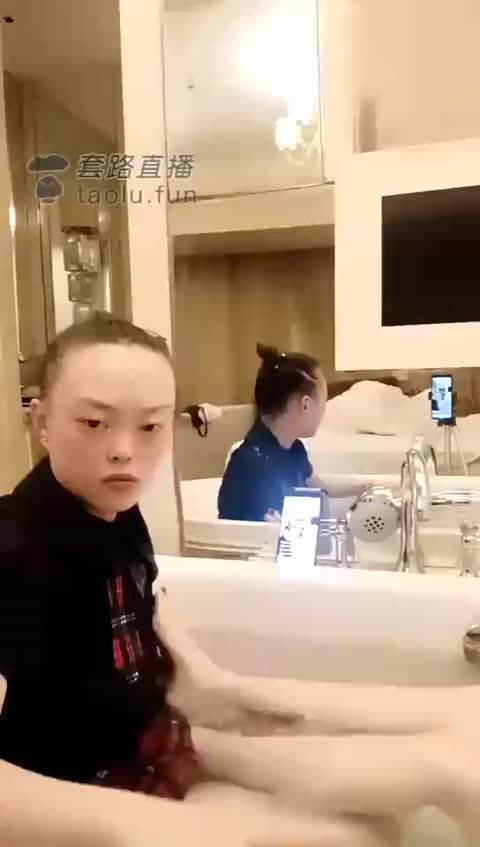 MH女慕乐 伺候主人沐浴 按摩、舔脚 狂扇耳光瞬间被揍哭-女神之家