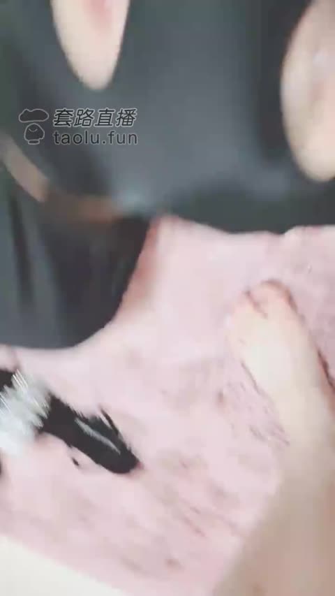 灵竹 躺在沙发上享受贱狗舔脚护理-女神之家