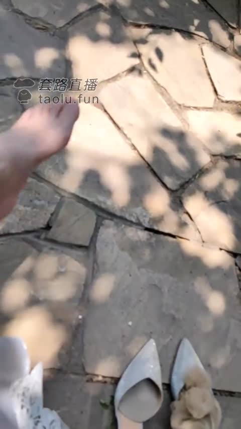 魅影 守着两个素人野外调教-女神之家