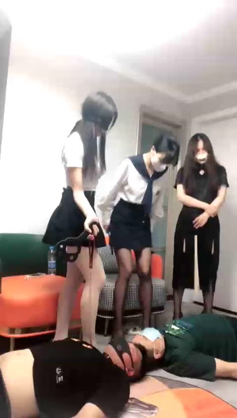 维因和维妮和月影儿 三姐妹再次调教圈养父子 耳光SP踢打 38分钟-女神之家