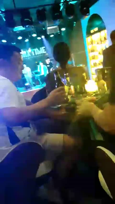 乐爷 午夜酒吧开发素人-女神之家