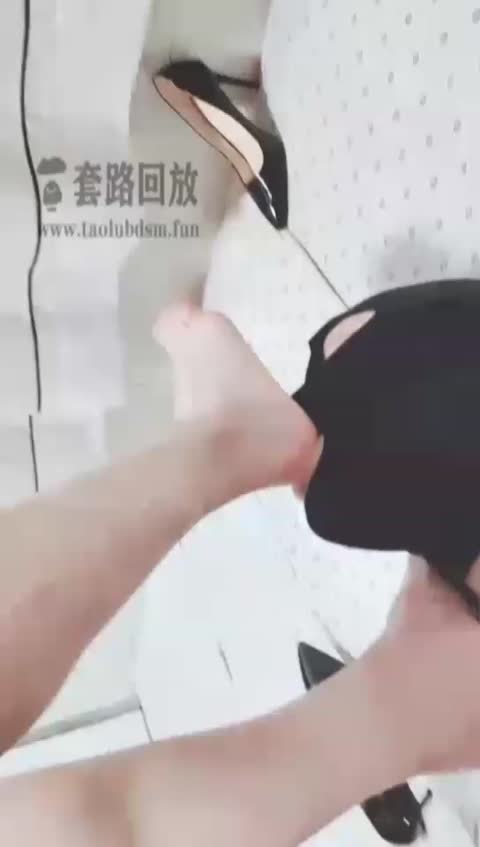 夏琳 贱狗一边被主人深喉 一边得吃脚皮-女神之家