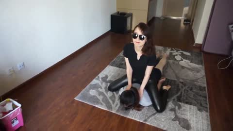 同好共享 皮裤调教骑坐女马奴 掐脖子窒息-女神之家