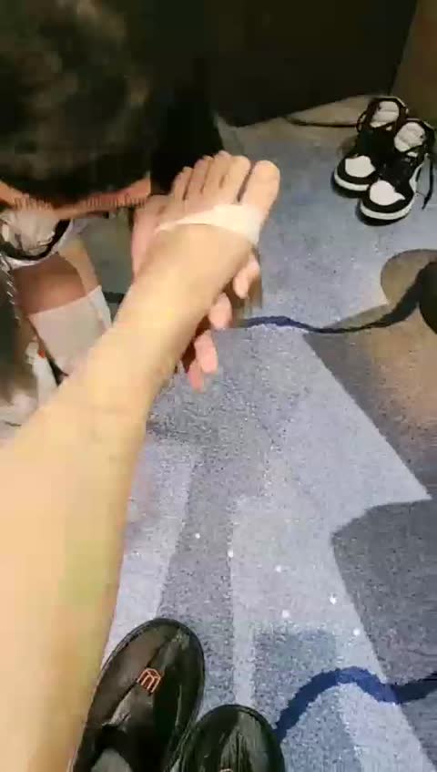 维妮 调教绿妻虐母物 跪拜钻跨遛狗口爆舔足喂食 上-女神之家