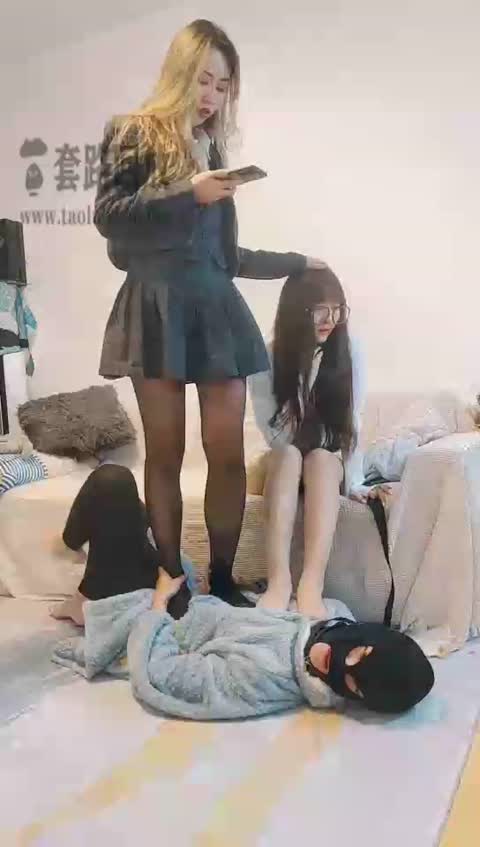 二宝 车展偷袜贼 被碎蛋后的日常-女神之家