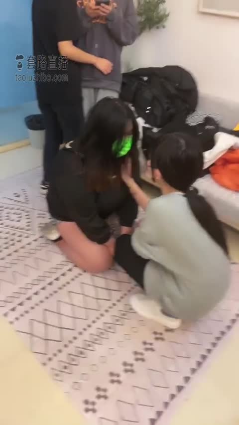 雪碧SAMA 三个素人爆打最贱母狗 脸都肿了-女神之家