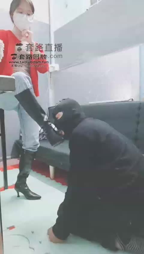 灵竹 踢废贱狗 贱狗还给主人拼命舔长靴-女神之家
