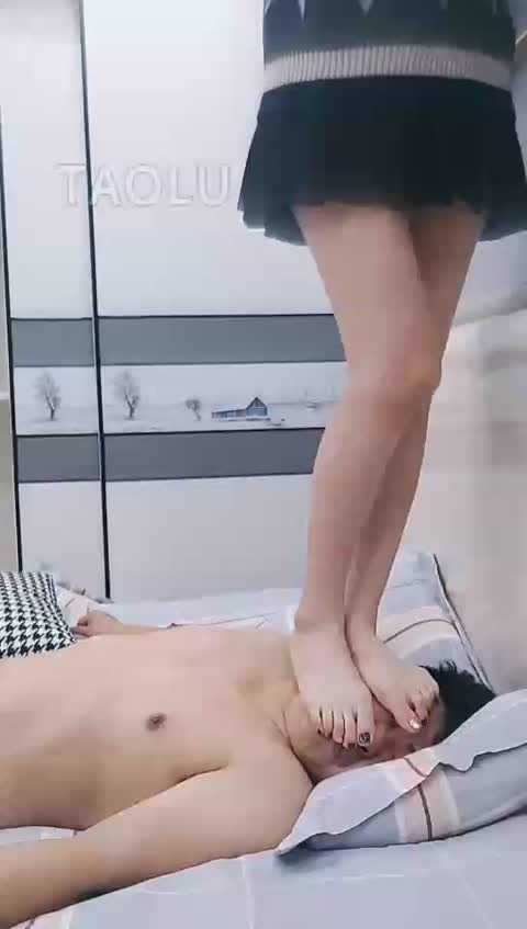 晨希 白袜 裸足耳光 全体重踩脸-女神之家