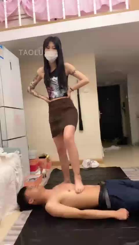 灵猫 把贱狗当刷鞋机 当地垫踩-女神之家