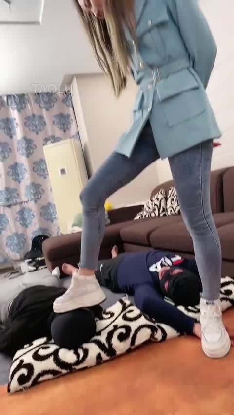 二宝 头疼到炸 我要使劲打一直打-女神之家