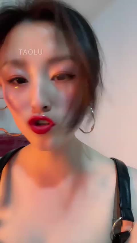 鸾月小主 脚喂狗-女神之家