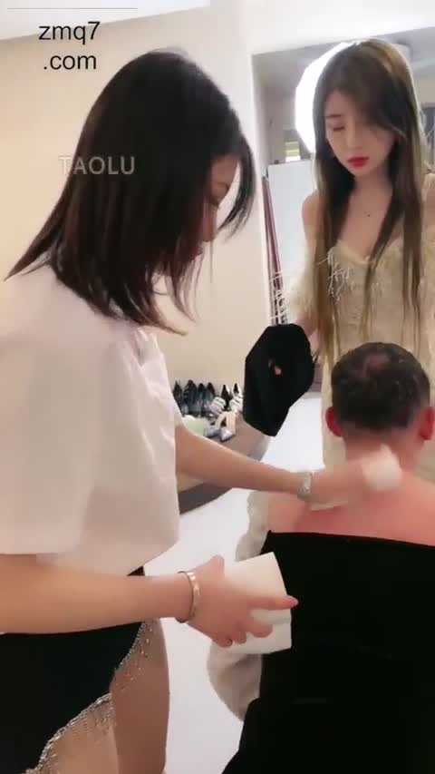 领主老大 深情KISS 旁边还有几个狗-女神之家