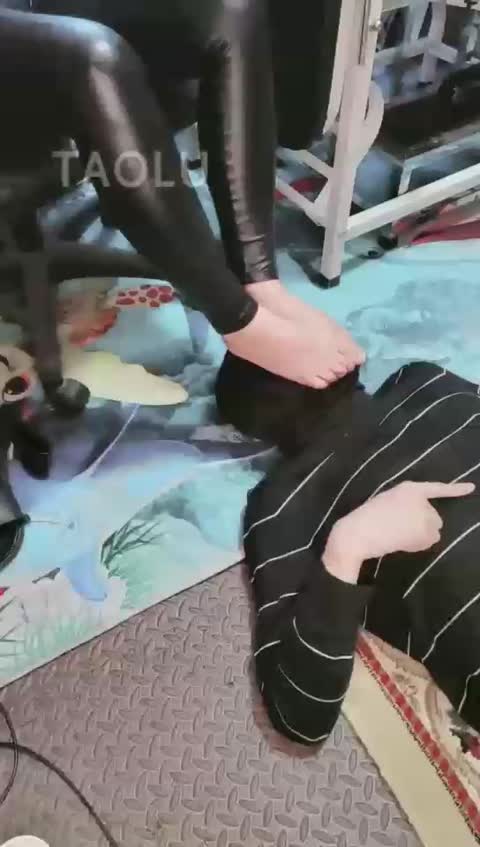西安欣 戏耍 强迫狗子吃完板栗酥配大酱-女神之家